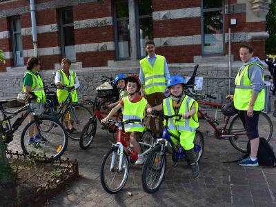 Les participants partent à vélo à la découverte des différents équipements sportifs © Ville de La Madeleine